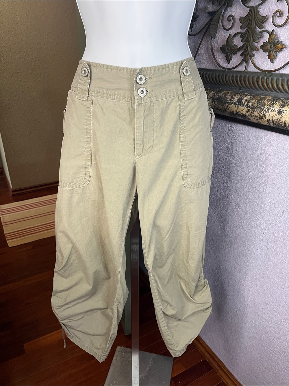 GAP Khaki Cargo Capris with Zip Pockets Sz 8